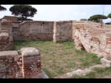 04422 ostia - regio i - insula xiv - terme del bagnino buticosus (i,xiv,8) - porticus - 1. raum von norden - bli ri westen - 09-2023.jpg